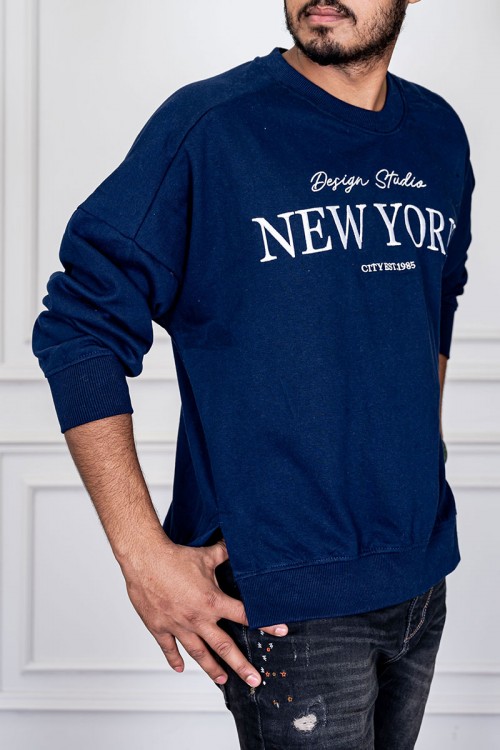 بلوفر رجالي لون كحلي ياقة دائرية مزين بكتابات من الأمام و بأكمام طويلة