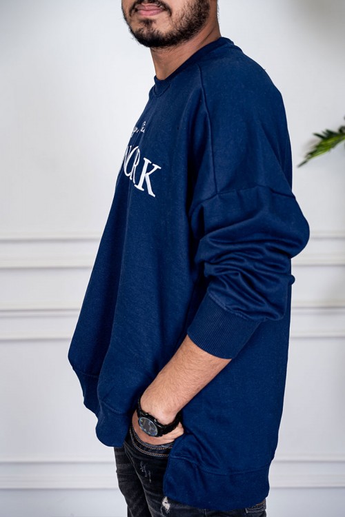 بلوفر رجالي لون كحلي ياقة دائرية مزين بكتابات من الأمام و بأكمام طويلة