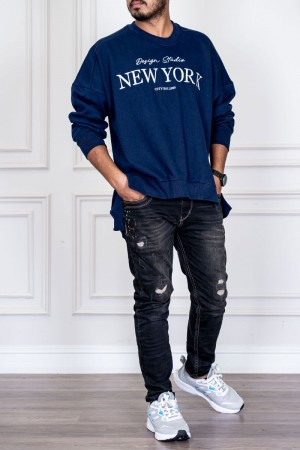 بلوفر رجالي لون كحلي ياقة دائرية مزين بكتابات من الأمام و بأكمام طويلة 