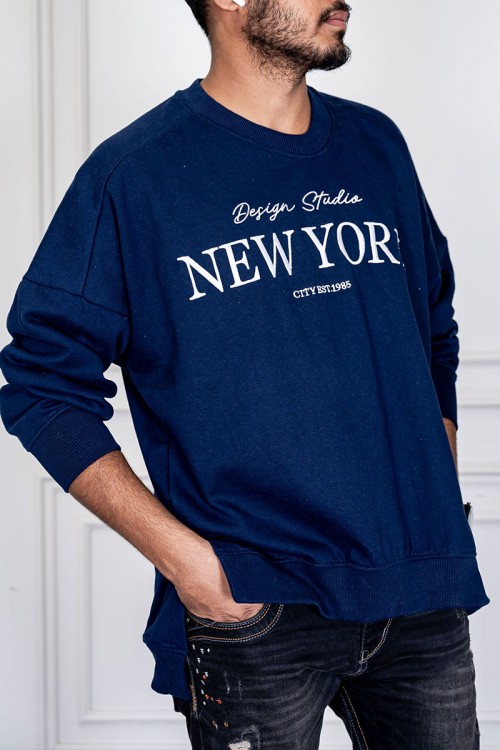 بلوفر رجالي لون كحلي ياقة دائرية مزين بكتابات من الأمام و بأكمام طويلة