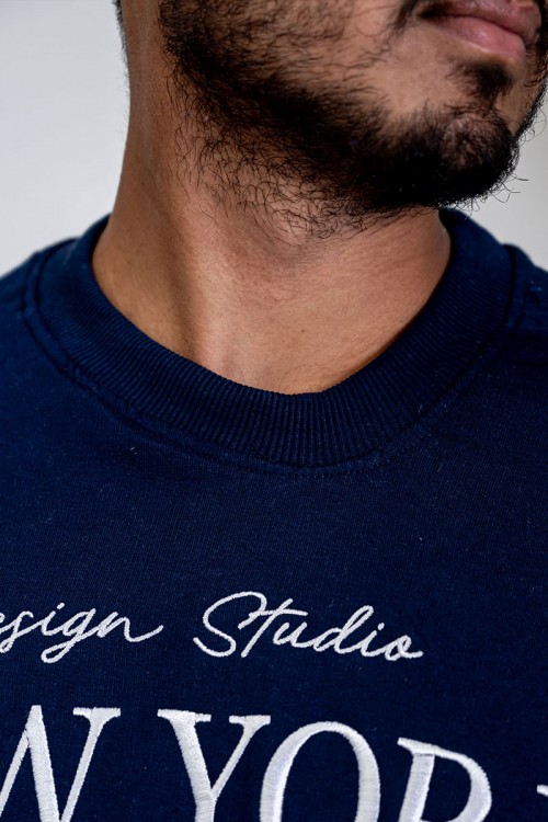 بلوفر رجالي لون كحلي ياقة دائرية مزين بكتابات من الأمام و بأكمام طويلة