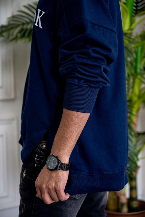 بلوفر رجالي لون كحلي ياقة دائرية مزين بكتابات من الأمام و بأكمام طويلة