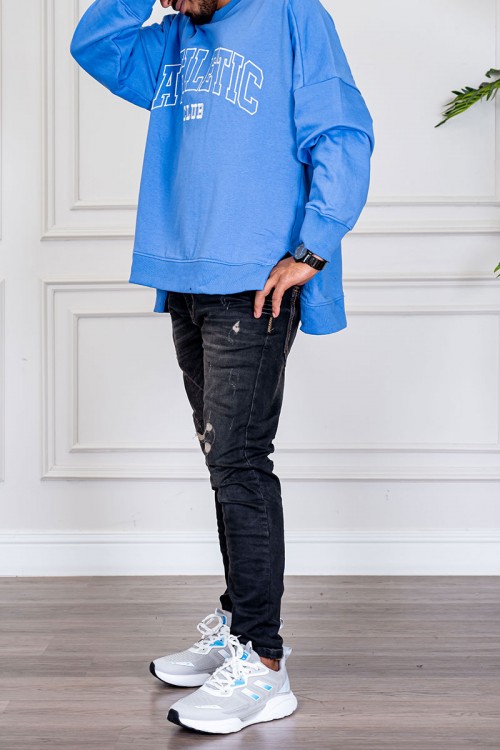 بلوفر رجالي لون سماوي ياقة دائرية مزين بكتابات من الأمام و بأكمام طويلة