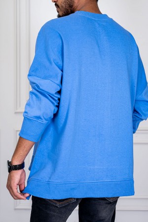 بلوفر رجالي لون سماوي ياقة دائرية مزين بكتابات من الأمام و بأكمام طويلة 