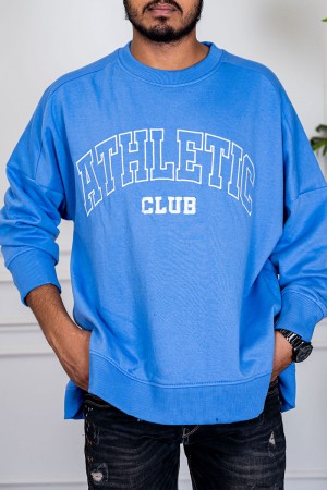 بلوفر رجالي لون سماوي ياقة دائرية مزين بكتابات من الأمام و بأكمام طويلة 