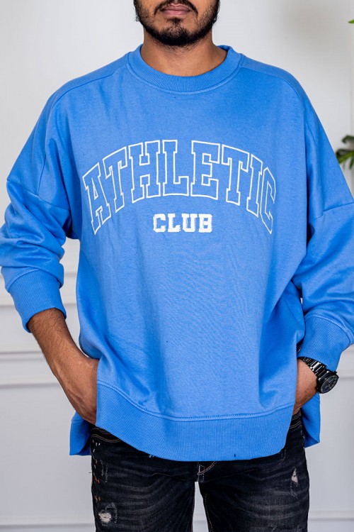 بلوفر رجالي لون سماوي ياقة دائرية مزين بكتابات من الأمام و بأكمام طويلة