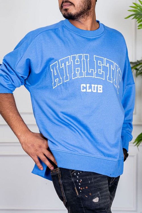 بلوفر رجالي لون سماوي ياقة دائرية مزين بكتابات من الأمام و بأكمام طويلة