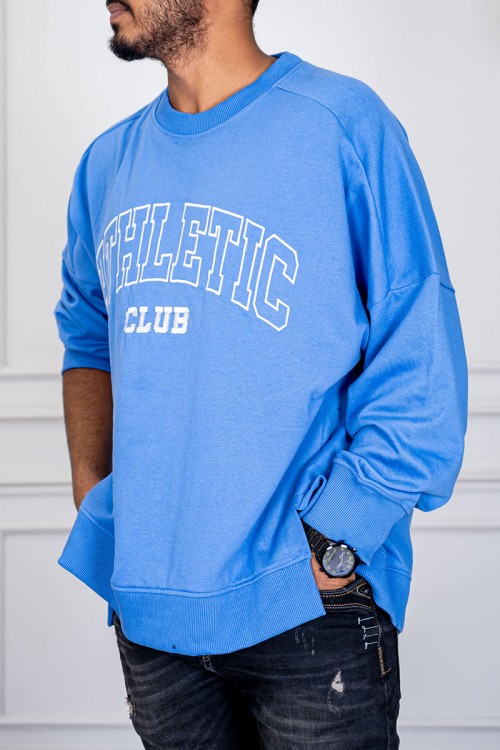 بلوفر رجالي لون سماوي ياقة دائرية مزين بكتابات من الأمام و بأكمام طويلة