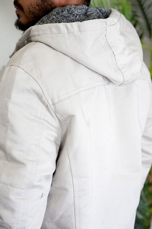 جاكيت رجالي شتوي مبطن لون بيج فاتح بقبعة رأس منفصلة قابلة للتركيب و أكمام طويلة و بجيوب وسحاب من الأمام