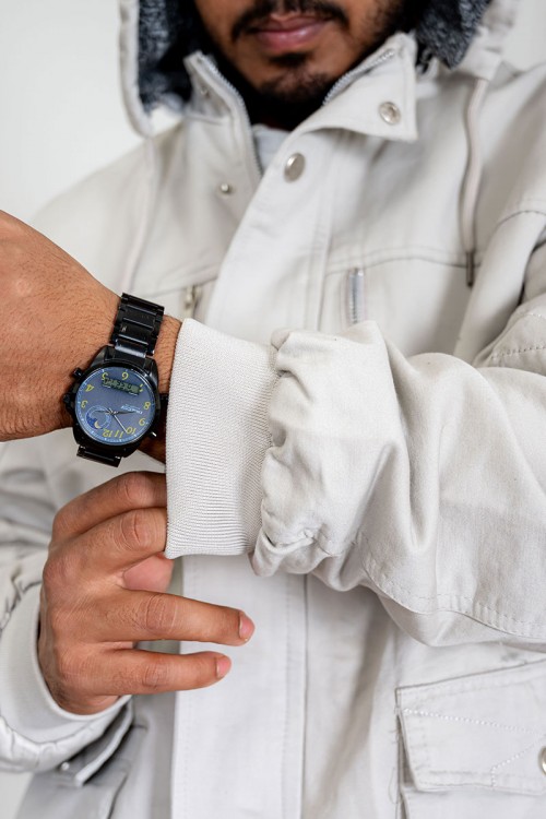 جاكيت رجالي شتوي مبطن لون بيج فاتح بقبعة رأس منفصلة قابلة للتركيب و أكمام طويلة و بجيوب وسحاب من الأمام