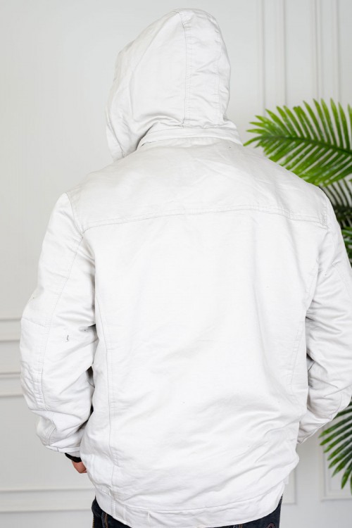 جاكيت رجالي شتوي مبطن لون بيج فاتح بقبعة رأس منفصلة قابلة للتركيب و أكمام طويلة و بجيوب وسحاب من الأمام