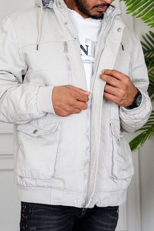 جاكيت رجالي شتوي مبطن لون بيج فاتح بقبعة رأس منفصلة قابلة للتركيب و أكمام طويلة و بجيوب وسحاب من الأمام