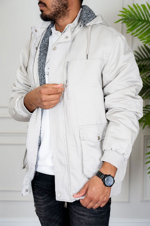 جاكيت رجالي شتوي مبطن لون بيج فاتح بقبعة رأس منفصلة قابلة للتركيب و أكمام طويلة و بجيوب وسحاب من الأمام