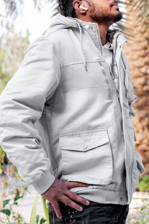 جاكيت رجالي شتوي مبطن لون بيج فاتح بقبعة رأس منفصلة قابلة للتركيب و أكمام طويلة و بجيوب وسحاب من الأمام