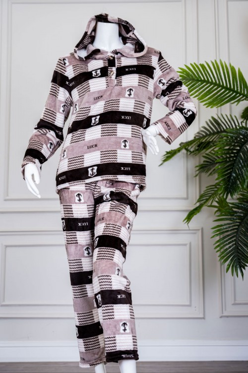بيجاما نسائية شتوية قطعتين لون بني مزينة بمربعات متداخلة بتدرجات متعددة الألوان ياقة بقبعة متصلة و أزرار و بأكمام طويلة مع بنطلون طويل