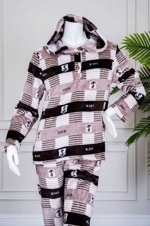 بيجاما نسائية شتوية قطعتين لون بني مزينة بمربعات متداخلة بتدرجات متعددة الألوان ياقة بقبعة متصلة و أزرار و بأكمام طويلة مع بنطلون طويل