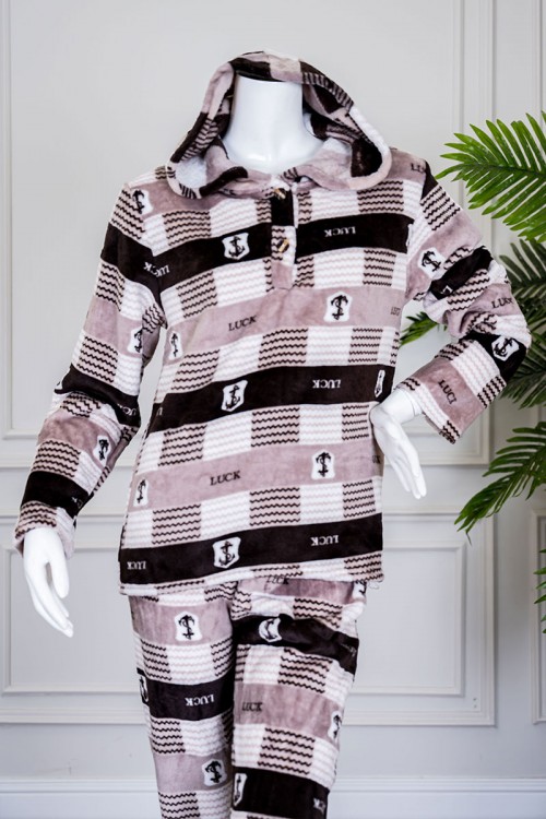 بيجاما نسائية شتوية قطعتين لون بني مزينة بمربعات متداخلة بتدرجات متعددة الألوان ياقة بقبعة متصلة و أزرار و بأكمام طويلة مع بنطلون طويل