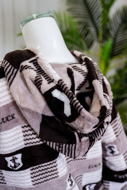 بيجاما نسائية شتوية قطعتين لون بني مزينة بمربعات متداخلة بتدرجات متعددة الألوان ياقة بقبعة متصلة و أزرار و بأكمام طويلة مع بنطلون طويل