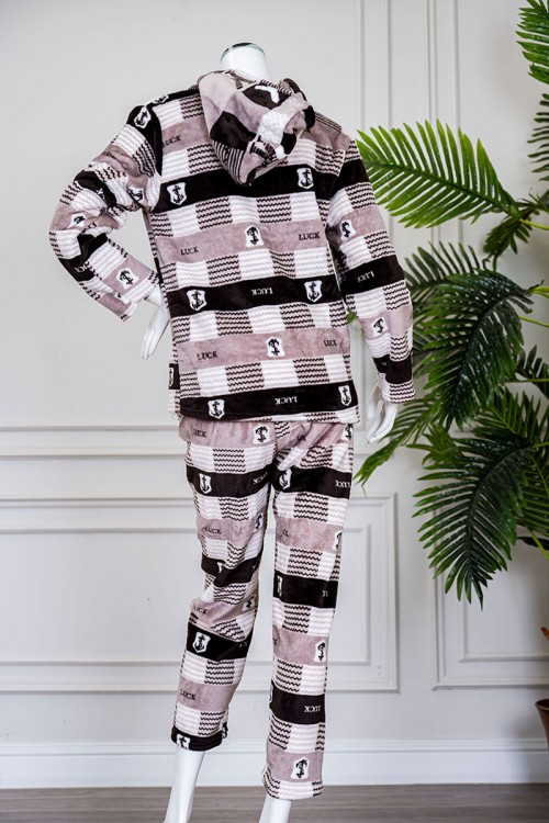 بيجاما نسائية شتوية قطعتين لون بني مزينة بمربعات متداخلة بتدرجات متعددة الألوان ياقة بقبعة متصلة و أزرار و بأكمام طويلة مع بنطلون طويل