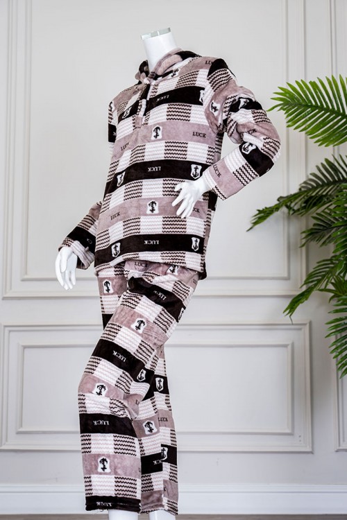 بيجاما نسائية شتوية قطعتين لون بني مزينة بمربعات متداخلة بتدرجات متعددة الألوان ياقة بقبعة متصلة و أزرار و بأكمام طويلة مع بنطلون طويل