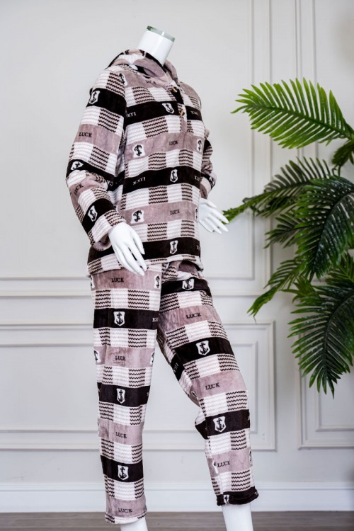 بيجاما نسائية شتوية قطعتين لون بني مزينة بمربعات متداخلة بتدرجات متعددة الألوان ياقة بقبعة متصلة و أزرار و بأكمام طويلة مع بنطلون طويل