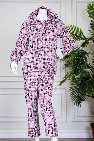 بيجاما نسائية شتوية قطعتين لون وردي مزينة بحروف و ألوان متداخلة بتدرجات متعددة ياقة بقبعة متصلة و أزرار و بأكمام طويلة مع بنطلون طويل
