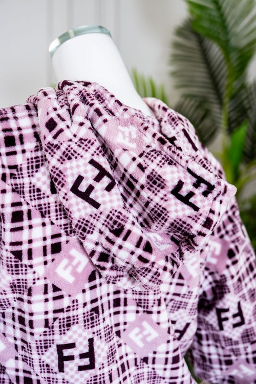 بيجاما نسائية شتوية قطعتين لون وردي مزينة بحروف و ألوان متداخلة بتدرجات متعددة ياقة بقبعة متصلة و أزرار و بأكمام طويلة مع بنطلون طويل