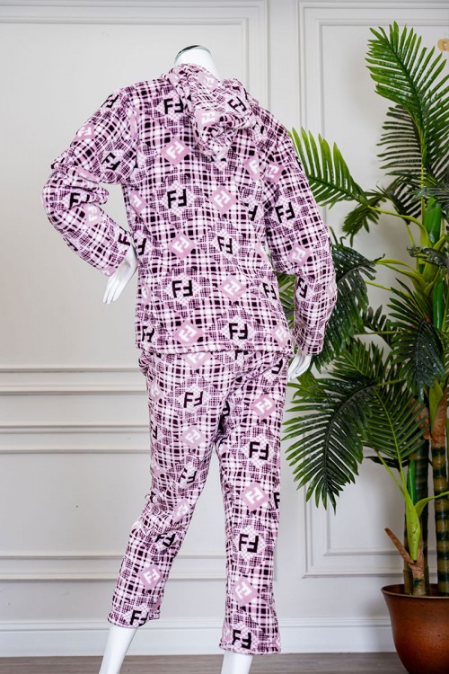 بيجاما نسائية شتوية قطعتين لون وردي مزينة بحروف و ألوان متداخلة بتدرجات متعددة ياقة بقبعة متصلة و أزرار و بأكمام طويلة مع بنطلون طويل