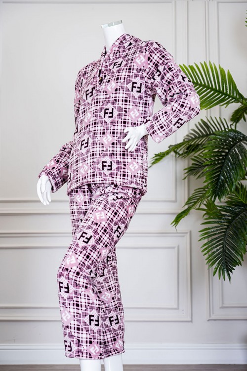 بيجاما نسائية شتوية قطعتين لون وردي مزينة بحروف و ألوان متداخلة بتدرجات متعددة ياقة بقبعة متصلة و أزرار و بأكمام طويلة مع بنطلون طويل