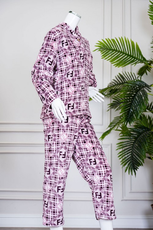 بيجاما نسائية شتوية قطعتين لون وردي مزينة بحروف و ألوان متداخلة بتدرجات متعددة ياقة بقبعة متصلة و أزرار و بأكمام طويلة مع بنطلون طويل