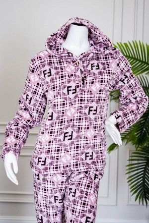 بيجاما نسائية شتوية قطعتين لون وردي مزينة بحروف و ألوان متداخلة بتدرجات متعددة ياقة بقبعة متصلة و أزرار و بأكمام طويلة مع بنطلون طويل