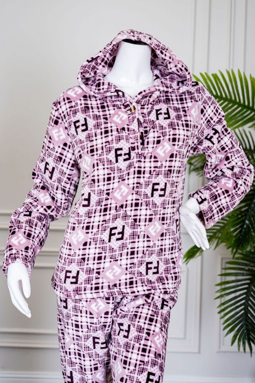 بيجاما نسائية شتوية قطعتين لون وردي مزينة بحروف و ألوان متداخلة بتدرجات متعددة ياقة بقبعة متصلة و أزرار و بأكمام طويلة مع بنطلون طويل