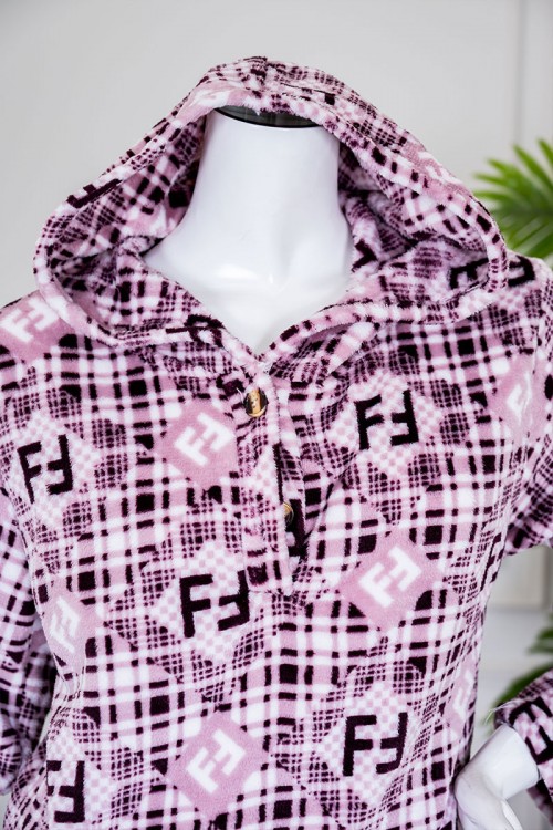 بيجاما نسائية شتوية قطعتين لون وردي مزينة بحروف و ألوان متداخلة بتدرجات متعددة ياقة بقبعة متصلة و أزرار و بأكمام طويلة مع بنطلون طويل