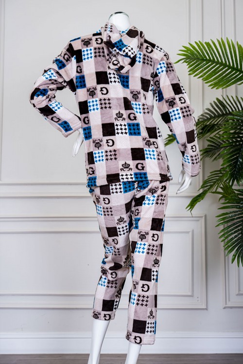 بيجاما نسائية شتوية قطعتين متعددة الألوان مزينة بحروف و ألوان متداخلة بتدرجات متعددة ياقة بقبعة متصلة و أزرار و بأكمام طويلة مع بنطلون طويل