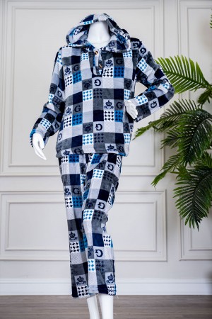 بيجاما نسائية شتوية قطعتين متعددة الألوان مزينة بحروف و ألوان متداخلة بتدرجات متعددة ياقة بقبعة متصلة و أزرار و بأكمام طويلة مع بنطلون طويل