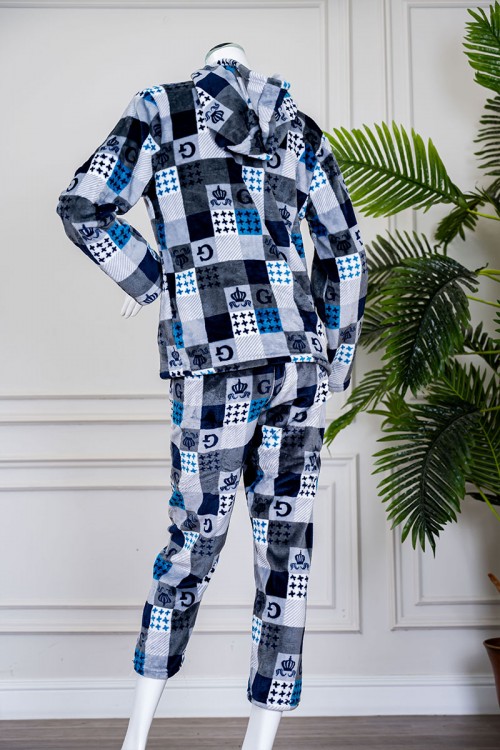 بيجاما نسائية شتوية قطعتين متعددة الألوان مزينة بحروف و ألوان متداخلة بتدرجات متعددة ياقة بقبعة متصلة و أزرار و بأكمام طويلة مع بنطلون طويل