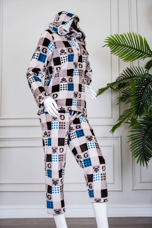 بيجاما نسائية شتوية قطعتين متعددة الألوان مزينة بحروف و ألوان متداخلة بتدرجات متعددة ياقة بقبعة متصلة و أزرار و بأكمام طويلة مع بنطلون طويل
