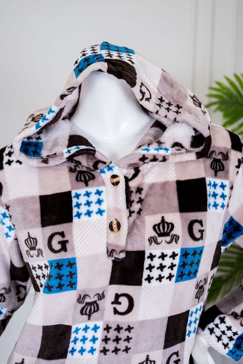 بيجاما نسائية شتوية قطعتين متعددة الألوان مزينة بحروف و ألوان متداخلة بتدرجات متعددة ياقة بقبعة متصلة و أزرار و بأكمام طويلة مع بنطلون طويل