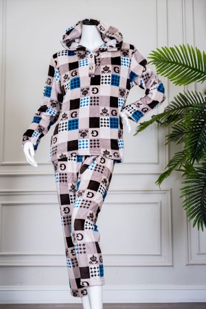 بيجاما نسائية شتوية قطعتين متعددة الألوان مزينة بحروف و ألوان متداخلة بتدرجات متعددة ياقة بقبعة متصلة و أزرار و بأكمام طويلة مع بنطلون طويل