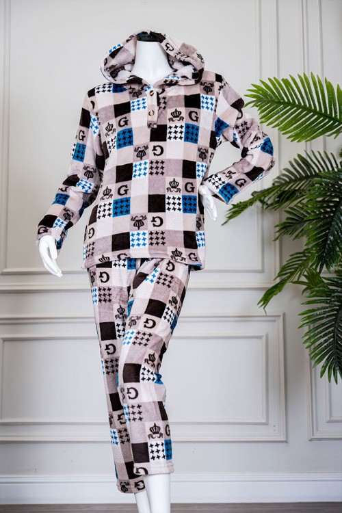 بيجاما نسائية شتوية قطعتين متعددة الألوان مزينة بحروف و ألوان متداخلة بتدرجات متعددة ياقة بقبعة متصلة و أزرار و بأكمام طويلة مع بنطلون طويل