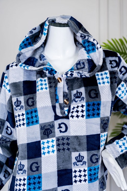 بيجاما نسائية شتوية قطعتين متعددة الألوان مزينة بحروف و ألوان متداخلة بتدرجات متعددة ياقة بقبعة متصلة و أزرار و بأكمام طويلة مع بنطلون طويل