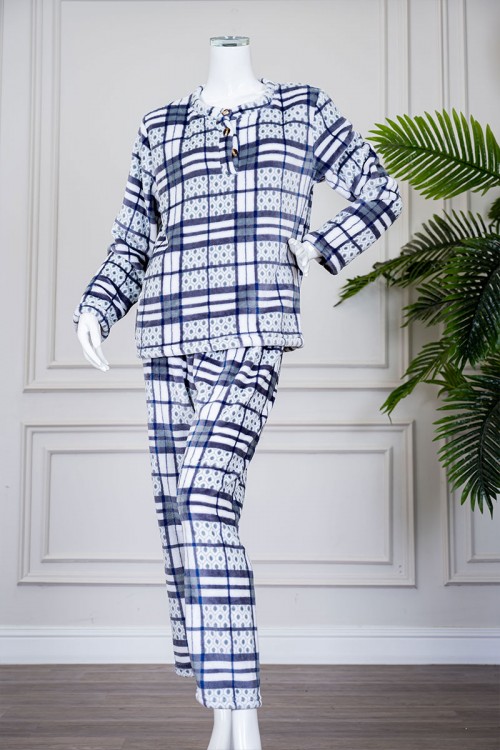 بيجاما نسائية شتوية قطعتين لون رصاصي مزينة بأشكال و ألوان متداخلة بتدرجات متعددة ياقة دائرية بأزرار و بأكمام طويلة مع بنطلون طويل