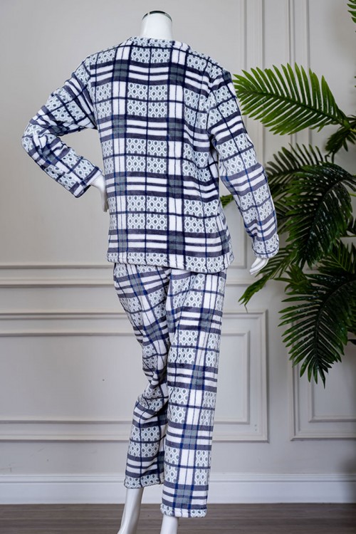 بيجاما نسائية شتوية قطعتين لون رصاصي مزينة بأشكال و ألوان متداخلة بتدرجات متعددة ياقة دائرية بأزرار و بأكمام طويلة مع بنطلون طويل