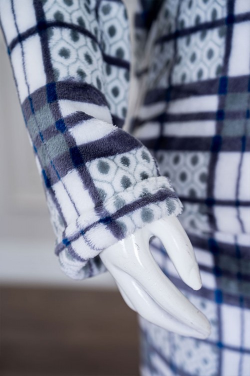 بيجاما نسائية شتوية قطعتين لون رصاصي مزينة بأشكال و ألوان متداخلة بتدرجات متعددة ياقة دائرية بأزرار و بأكمام طويلة مع بنطلون طويل