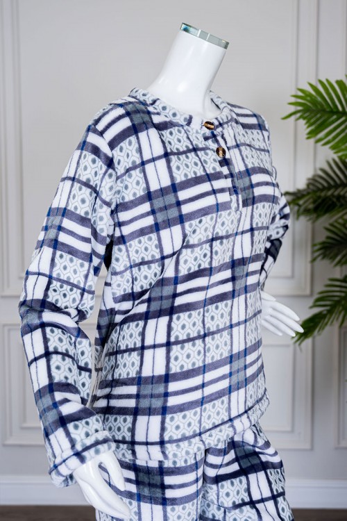 بيجاما نسائية شتوية قطعتين لون رصاصي مزينة بأشكال و ألوان متداخلة بتدرجات متعددة ياقة دائرية بأزرار و بأكمام طويلة مع بنطلون طويل