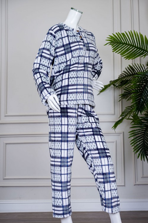 بيجاما نسائية شتوية قطعتين لون رصاصي مزينة بأشكال و ألوان متداخلة بتدرجات متعددة ياقة دائرية بأزرار و بأكمام طويلة مع بنطلون طويل