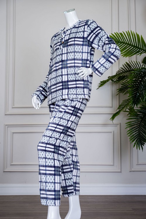 بيجاما نسائية شتوية قطعتين لون رصاصي مزينة بأشكال و ألوان متداخلة بتدرجات متعددة ياقة دائرية بأزرار و بأكمام طويلة مع بنطلون طويل