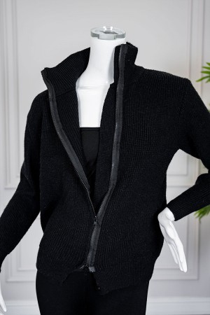 جاكيت نسائي شتوي لون أسود ياقة عالية بسحاب من الأمام و بأكمام طويلة 