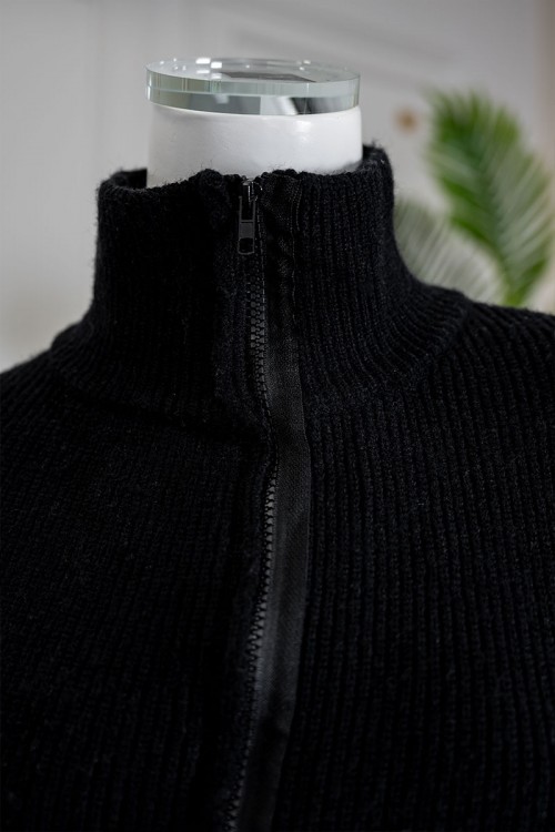 جاكيت نسائي شتوي لون أسود ياقة عالية بسحاب من الأمام و بأكمام طويلة