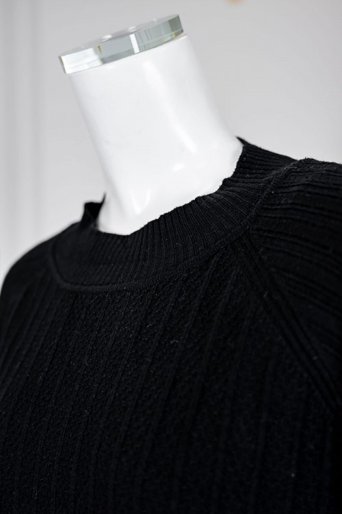 بلوفر نسائي شتوي لون أسود ياقة دائرية و بأكمام طويلة